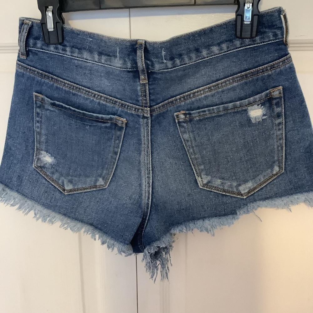 Bullhead women’s denim distressed high rise cut off shorts. Size 28 - Picture 7 of 7